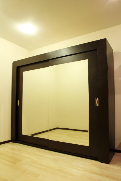 米色色调房间里巨大的镜子衣橱。图片下载