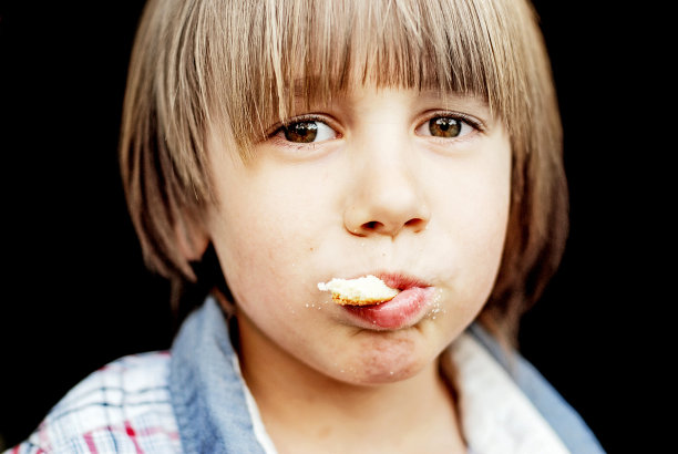 一个小男孩的肖像图片下载