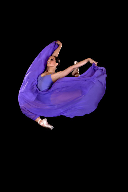 年轻的舞者在空中图片下载