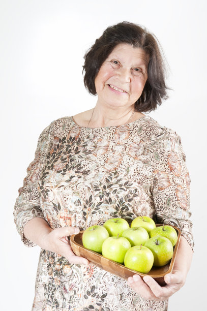 有青苹果的老妇人。图片下载