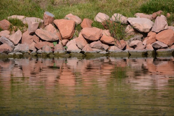 池塘里的水，红色的岩石图片下载