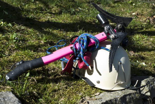 枪和头盔图片下载