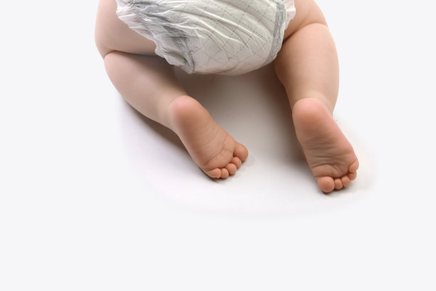 爬行的宝宝的脚图片下载