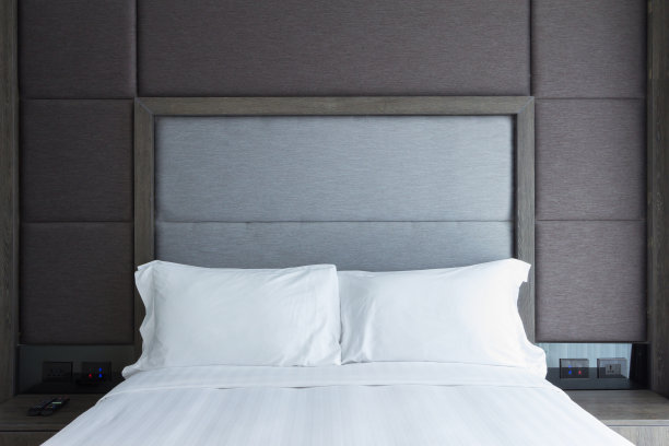 白色和灰色的卧室图片下载