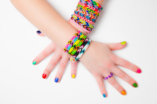 编织一个少女手上的手镯。图片下载