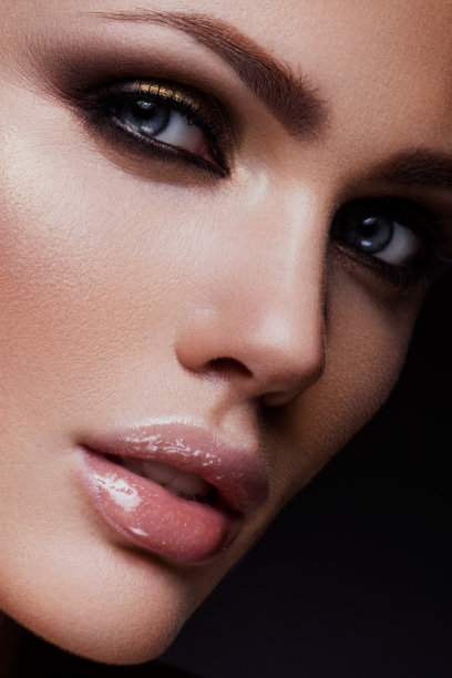 美丽的时尚模特女孩与明亮的妆容图片下载