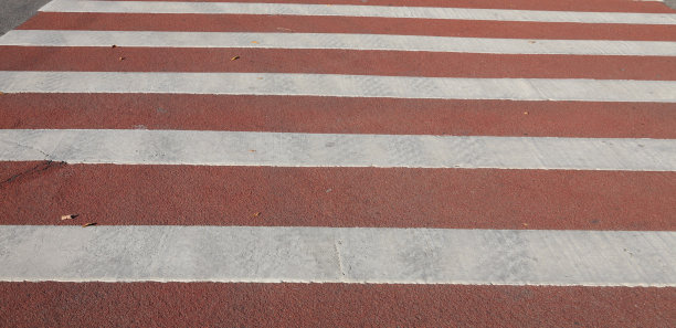 穿越道路图片下载