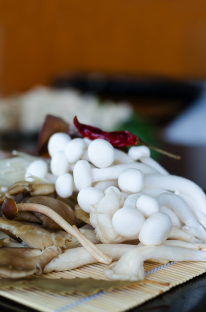 白蘑菇和红辣椒图片下载