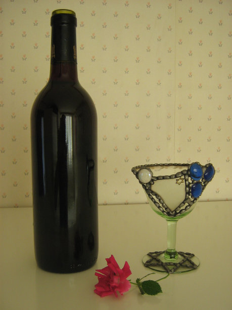 一瓶红酒和红玫瑰图片下载