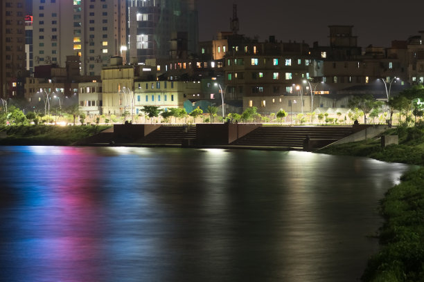 多色灯光反射的城市景观图片下载