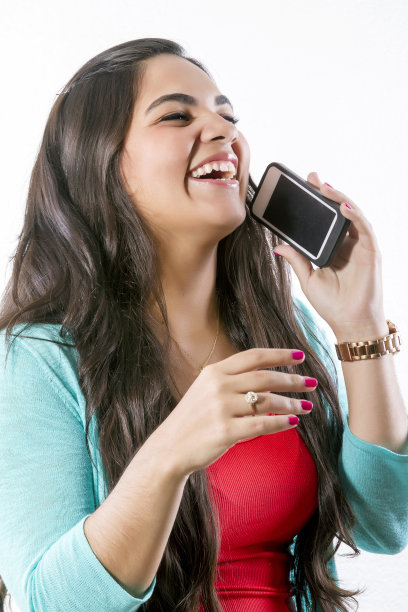 可爱的女孩在打电话时微笑图片下载