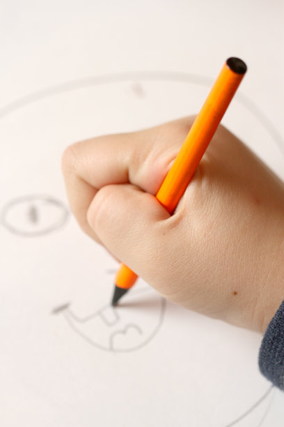 男孩吸引了爸爸图片下载