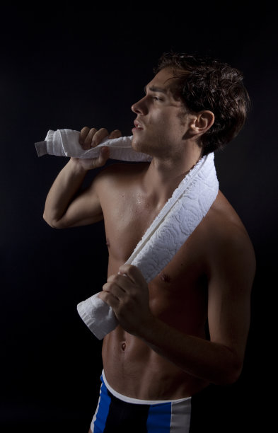 英俊的年轻人在温泉放松图片下载