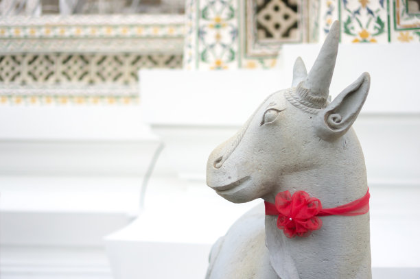 绵羊，带红色缎带的山羊石。图片下载