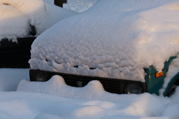 汽车在雪下图片下载