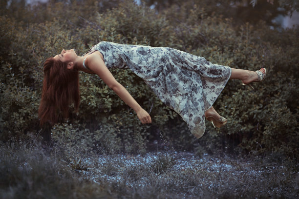 飞的女孩。图片下载