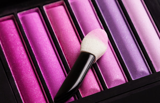 眼影用海绵头涂抹图片下载