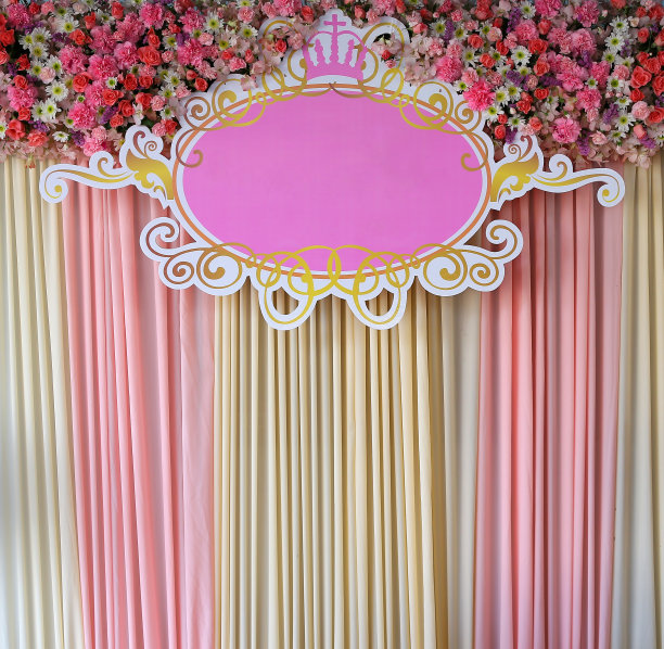 美丽的窗帘背景和婚礼现场的空白标签图片下载