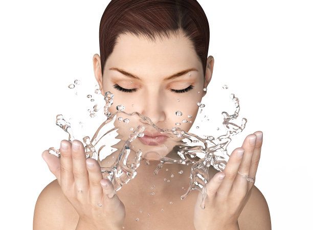 美丽的女人独自洗脸图片下载