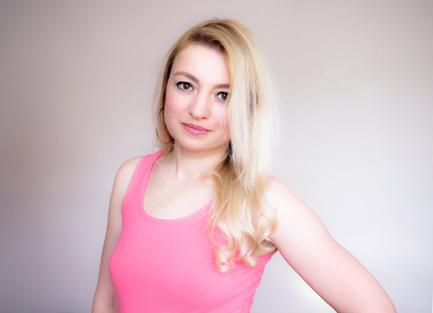 金发女郎穿着粉红色图片下载