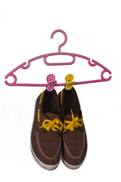鞋子和衣架隔离在白色背景。图片下载