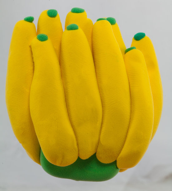 用橡皮泥制成的黄色香蕉在健康的概念图片下载