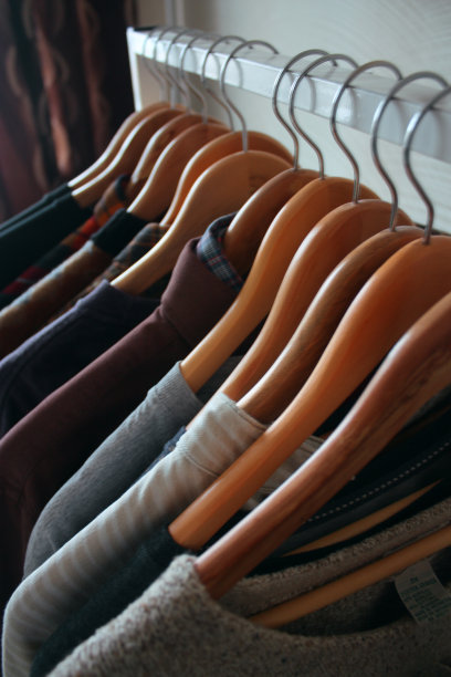 衣服挂在栏杆上的特写图片下载