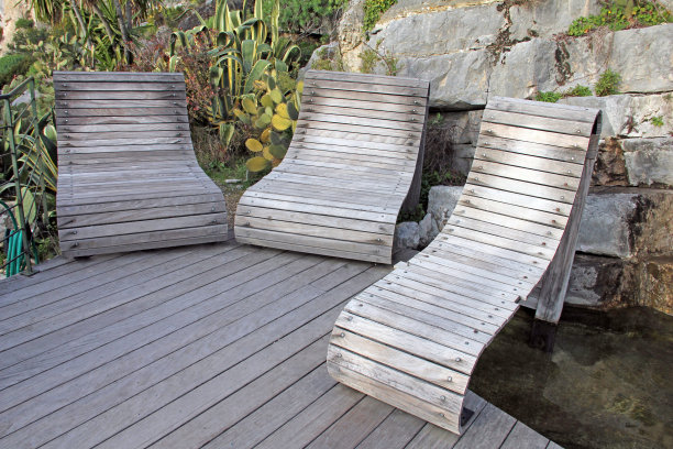 花园里的放松椅图片下载