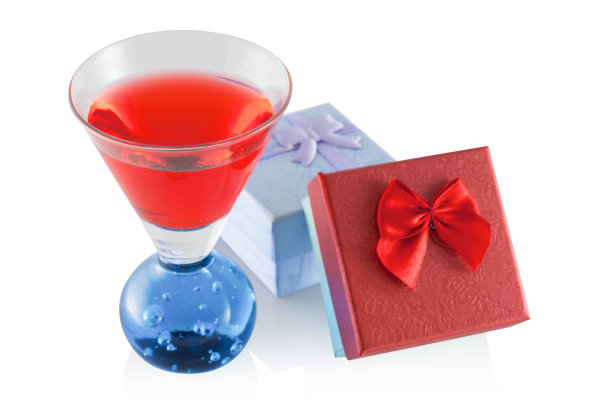 装有酒精饮料和礼物的杯子。图片下载