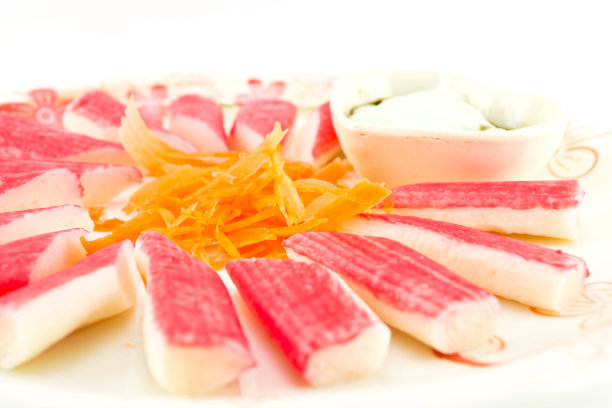 蟹棒组食物放在盘子里图片下载