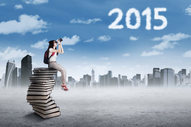 坐在教科书上的学生图片下载