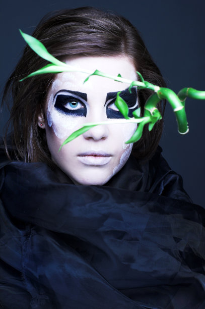 拿着竹子的少妇图片下载