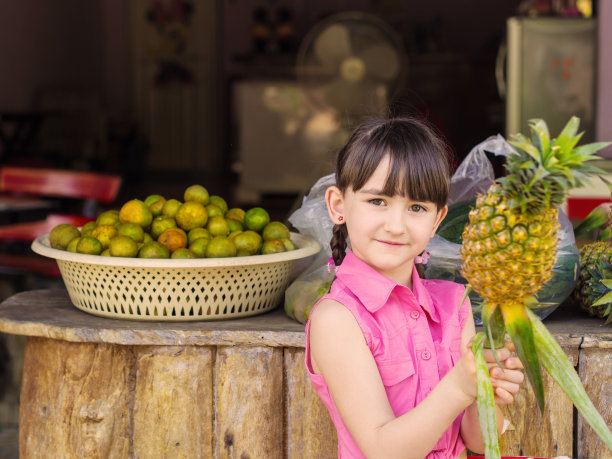 小女孩在水果店图片下载