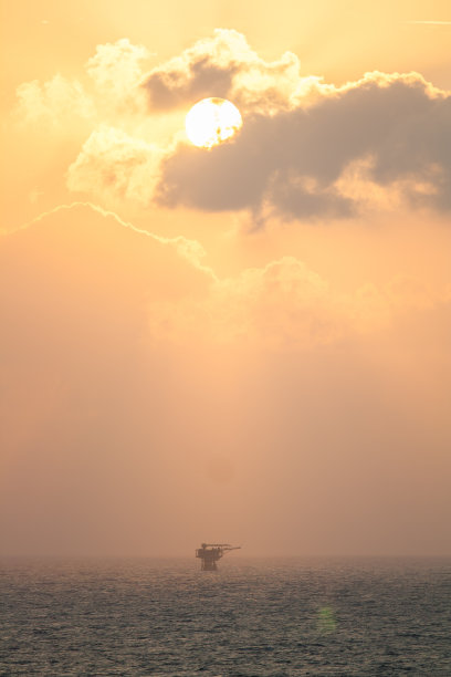 平台在日落或日出的时候图片下载