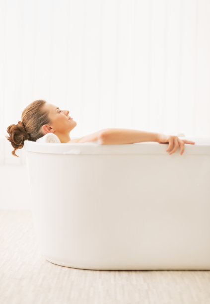 年轻女子在浴缸里放松图片下载