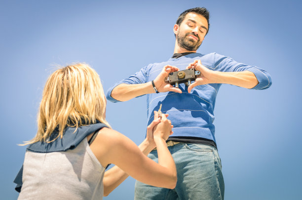 以一种顽皮的态度相爱的夫妇图片下载
