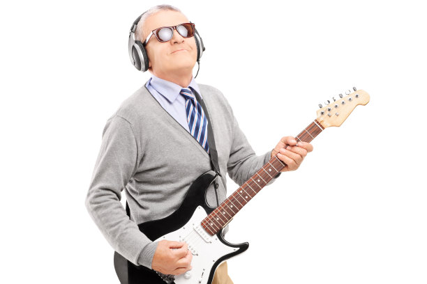 一个戴着耳机弹吉他的成熟男人图片下载