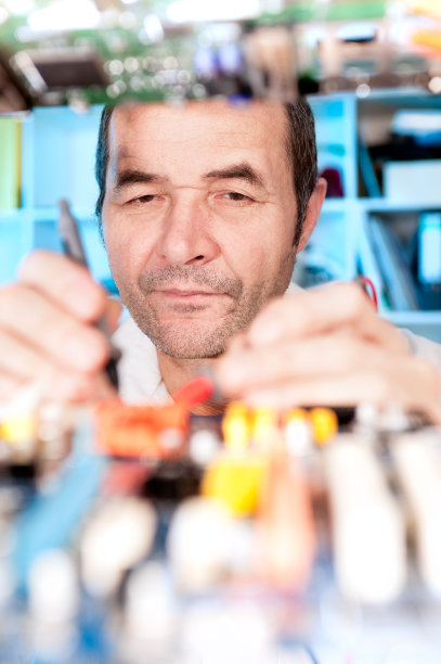 高级男性技术人员图片下载