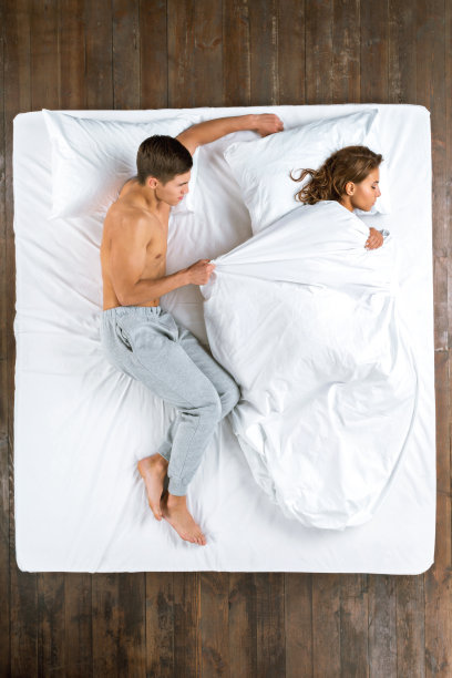 俯视图照片睡觉的夫妇图片下载