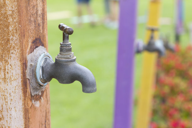 用旧木头做的旧不锈钢水龙头图片下载