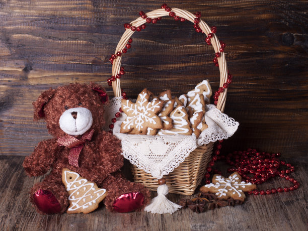 圣诞装饰，篮子里有泰迪熊和饼干。图片下载