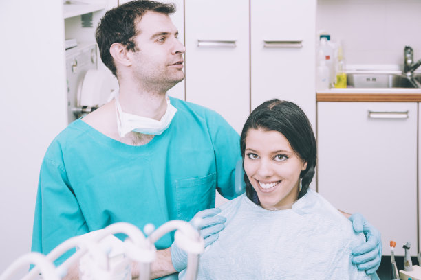 牙医小组讨论-复古风格的照片图片下载