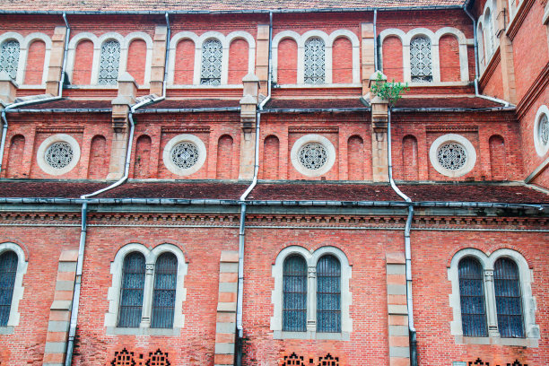 砖墙上的铁窗图片下载