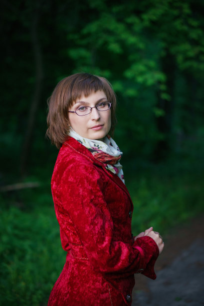 穿着红色外套的年轻女子图片下载