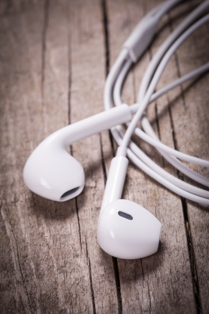 木桌上的白色耳塞图片下载