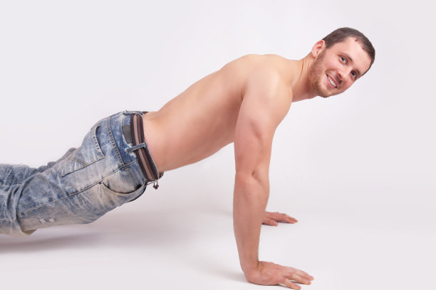 年轻人被推下了地板图片下载