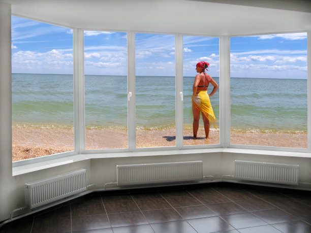 窗外是大海和晒黑的女孩图片下载