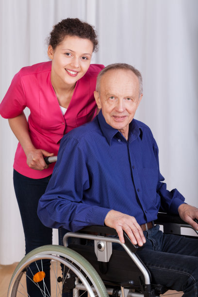 微笑的护士站在残疾人身边图片下载