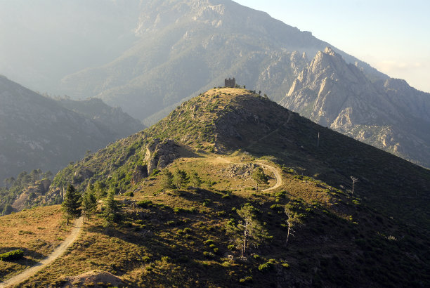 法国科西嘉岛山顶的废墟图片下载