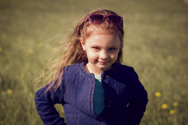 时尚小女孩摆姿势在蓝色牛仔裤夹克图片下载